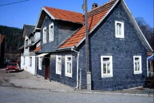 einstöckiges Wohnhaus mit Zwerchgiebel, verschiefert
