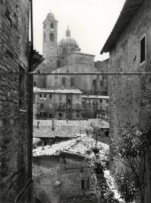 Blick zum Dom in der Altstadt, Urbino