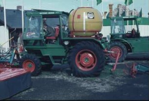Fotografie: Systemtraktor, Feldspritze angebaut