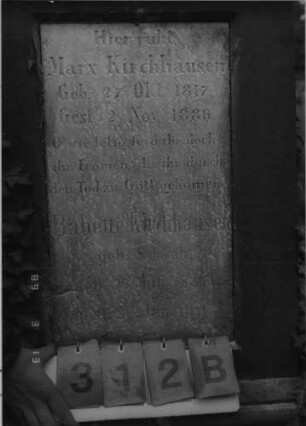 Grabstein 312 (Index: 100093228) Zustand: stark mit Efeu bewachsen Maße HxBxT: 200x59x28 cm Besonderheit: Doppelgrab für Eheleute: Grabstein 312B