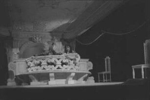 Szenenbilder aus der Komödie "Der Menschenfeind" von Molière am Schlossparktheater Berlin-Steglitz