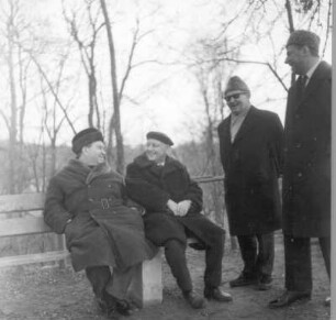 David Oistrach (1908-1974; Geiger) mit Prof. Fritz Ehlers, Geiger und Pädagoge an der Hochschule für Musik "Franz Liszt" Weimar, und dem ehemal. Rektor Prof. Werner Felix im Goethe-Park Weimar, 01.02.1969 (anläßlich eines Konzertes von Beethovens Violinkonzert mit der Staatskapelle Weimar unter Gerhard Pflüger am 02.02.1969 während einer DDR-Gastspielreise)