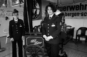 Messe "Wir in Trittau" auf dem Sportgelände an der Großenseer Straße: Markus Grützner und Daniela Menzel von der Jugendfeuerwehr Trittau präsentieren eine Feuerwehrspritze von 1866unverzeichnet