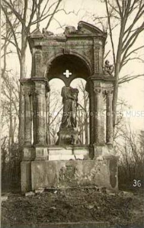 Zerstörtes Denkmal im Park von Hollebeke