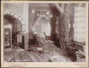 Orientalisch Kostümierte in Kulisse.