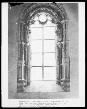 Apostelfigur in der Fensterlaibung: Heiliger Andreas