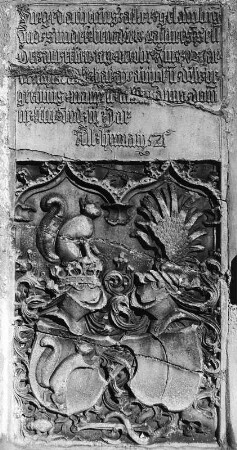 Mühlbach (Bozen). Kirche. Grabstein an einer Außenwand