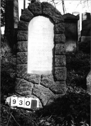 Grabstein 930 (Index: 99802598) Material: Marmorplatte in Naturstein Zustand: sehr gut Maße HxBxT: 130x56x26 cm Beschreibung: Stele mit Rundbogenabschluß und Inschriftenplatte Besonderheit: Endreim: Grabstein 930