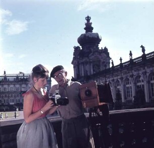 100 Jahre Foto-Dresden. Paar (Moni und Willy) als Fotografen von einst und jetzt mit entsprechender Fototechnik. Dresden-Altstadt, Zwinger