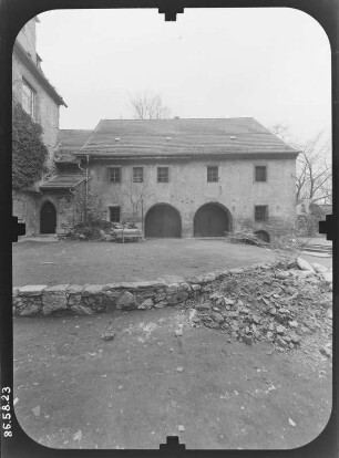Ranis. Burg (Erwähnung 1199, 13./14. Jh.). Querflügel über den Burghof von Süden