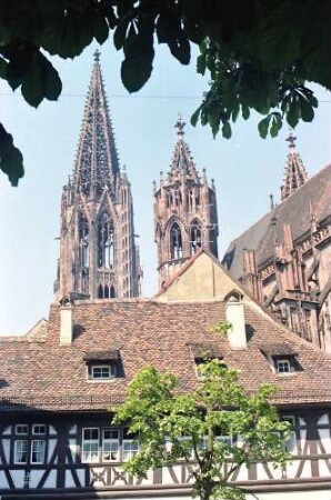 Freiburg: Hahnenturm und Hauptturm, von der Konviktstraße