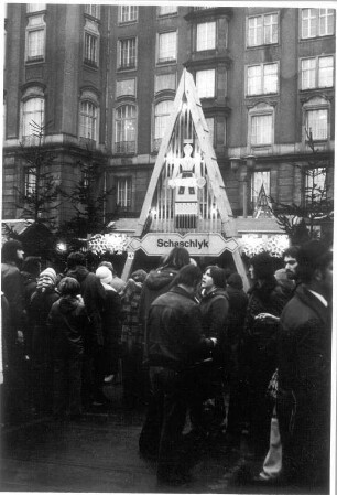 Dresden, Altmarkt. Striezelmarkt. Besucher vor Imbißstand