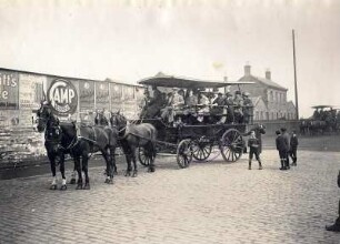 Edinburgh (Schottland). Touristen der Hapag in vierspännigen Kutschen bei einer Fahrt von der Leith North Station durch die Stadt