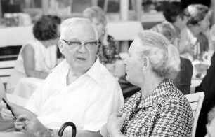 25. Jubiläumstagung 1975 Medizin; Bayrisches Frühstück; Tischreihen: Werner Forßmann, Frau Staudinger