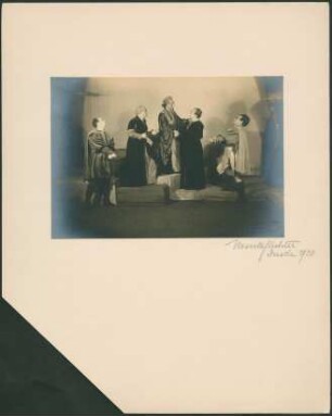 "Der Sturm" von William Shakespeare. Szene mit Paul Paulsen als Sebastian, Rudolf Schröder als Gonzalo, Friedrich Lindner als Prospero, Walther Kottenkamp als Alonso und Willi Kleinoschegg als Antonio; 5. Akt. Dresden: Schauspielhaus, 29.06.1930