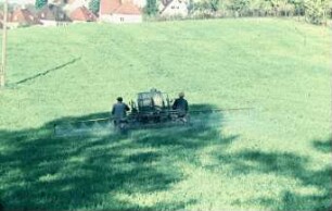 Fotografie: Pflanzenschutz, Feldspritze angebaut, Spritzgestänge, Systemtraktor