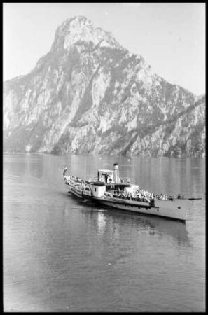 Traunkirchen: Traunsee Dampfer vor Traunstein
