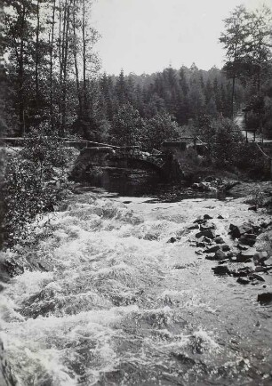 Dresdner Heide, Zerstörungen an der Prießnitz nach einer Hochflut im Juli 1926. Kannenhenkelbrücke vor dem Abbruch