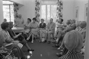 Luise-Riegger-Heim der Arbeitsgemeinschaft der Karlsruher Frauenorganisationen am Festplatz 1. Einweihung