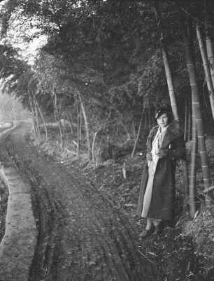 Eva Schwind-Klamroth, Ehefrau des Fotografen : Eva Schwind-Klamroth, Ehefrau des Fotografen, am Rande eines Bambuswaldes