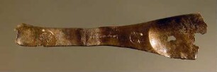 Strigilis mit unleserlichem griechischem Fabrikstempel