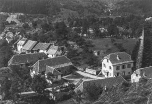 Dorf im Gebirge : Blick auf ein Dorf in einer Hochebene, das am Fuße eines Berghanges gelegen ist