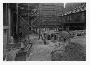 Industrie-Kraftwerk. Baustelle Kabelkanal am neuen Pumpenhaus, rechts Sockel von Kühltürmen : Lauta (Niederlausitz). Industrie-Kraftwerk. Baustelle Kabelkanal am neuen Pumpenhaus, rechts Sockel von Kühltürmen