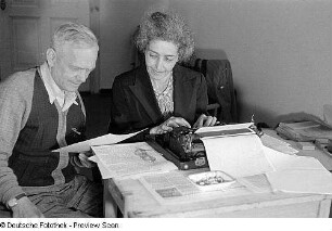 Porträtaufnahmen des Schriftstellerehepaares Hans und Hilde Marchwitza