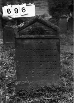Grabstein 696 (Index: 100099658) Maße HxBxT: 87x50x10 cm Symbolik: Zweige Besonderheit: Kindergrab: Grabstein 696