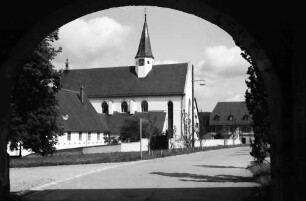 Heiligkreuztal: Klosterkirche im Torbogen