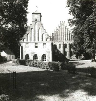 Kloster Zinna. Ehemaliges Zisterzienserkloster. Gästehaus und Neue Abtei. Ansicht von Süden