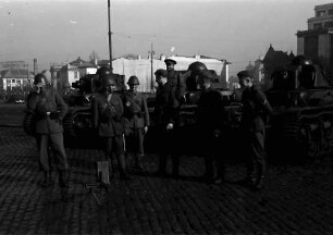 Bukarest: Piata Victoriei: Drei deutsche Besatzungssoldaten neben rumänischen Tankern [Panzer][Soldaten der Wehrmachts-Mission]