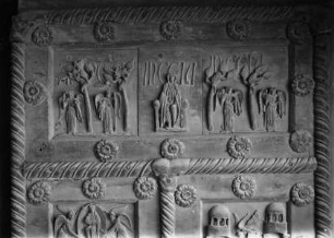 Tür der Porta di San Ranieri / Bronzetür mit Szenen zum neuen Testament — rechter Türflügel — oberstes Querfeld: Thronende Maria zwischen Engeln