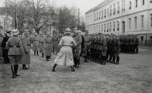 Dresden-Neustadt, Marienallee. Einweihung der Infanterieschule der Reichswehr am 18.11.1926. Generalfeldmarschall Paul von Hindenburg und Begleitung vor einer Front angetretener Kursanten auf dem Appellplatz