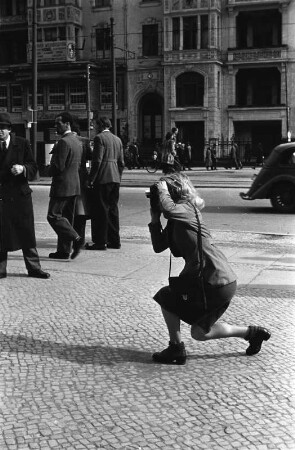 Berlin. Junge Frau beim fotografieren in der Stadt
