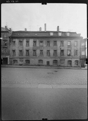 Zittau, August-Bebel-Platz (Neustadt) 34. Wohnhaus mit Läden (ehem. Hotel "Sächsischer Hof", bez. 1749). Straßenfront (Frauenstraße)