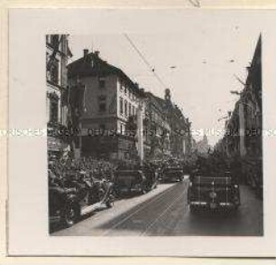Stuttgart, Adolf Hitler bei der Fahrt durch die Stadt, April 1938