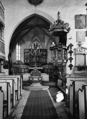 Weiltingen. St. Peters-Kirche (ab 1280). Inneres zum Altar