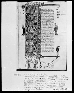 Bibel — Textseite mit ganzseitiger historisierter Initiale, Heiligen und Drolerien, Folio 4recto
