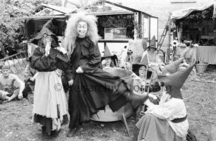 Kunsthandwerkermarkt: bei Wassermühle: Eröffnung: "Oberhexe" des Hexenensembles Astrid Walther gibt Umarmung an Bürgermeister Joachim Schop: hinten Zuschauer, Verkaufszelte: 3. Oktober 1999