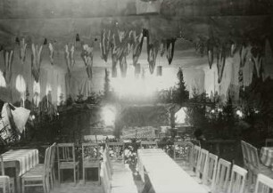 Dekoration zum Maskenball wohl in einem Saal eines Gasthofes in Frohburg