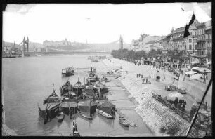 Budapest. Donaubild mit Bootsanleger gegen Elisabethbrücke und Burg