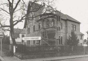 Radeburg, Wohnhaus : Radeburg. Wohnhaus. Radeberger Straße 16. Um 1895. Straßenansicht