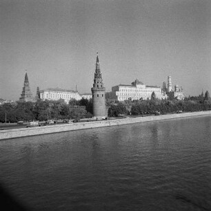 Moskau. Blick über die Moskwa zum Kreml (Baubeginn E. 15. Jh.)