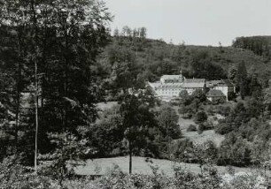 Rodeberg, Kloster Zella : Rodeberg. Kloster Zella (ehemaliges Benediktiner-Nonnen-Kloster, 12. Jahrhundert), heute evangelisches Alten- und Pflegeheim. Gesamtanlage in der Landschaft