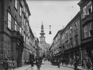 Michaelertor : Blick durch eine Geschäftsstraße zum Michaelertor