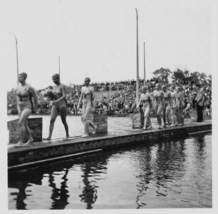Schwimmwettbewerb, aufgenommen in Dresden. Eintreffen der Schwimmerinnen