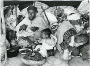 Heiratsmarkt der Berber : Berber beim Essen auf dem Heiratsmarkt der Berber im Hohen Atlas bei Ksar Agdim.