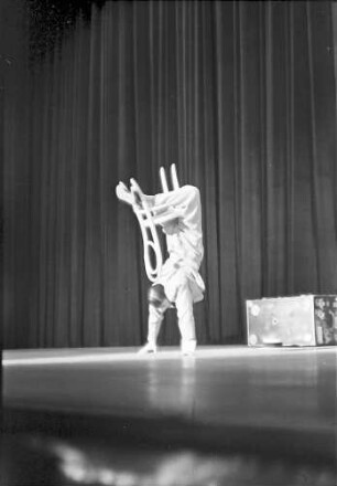 Wintergarten: Handstand mit Stuhl