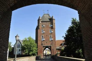 Klever Tor in Xanten : Das Klever Tor, einst Teil der Stadtbefestigung, ist ab 1393 erbaut worden. Aufgenommen in Xanten am 31. August 2009